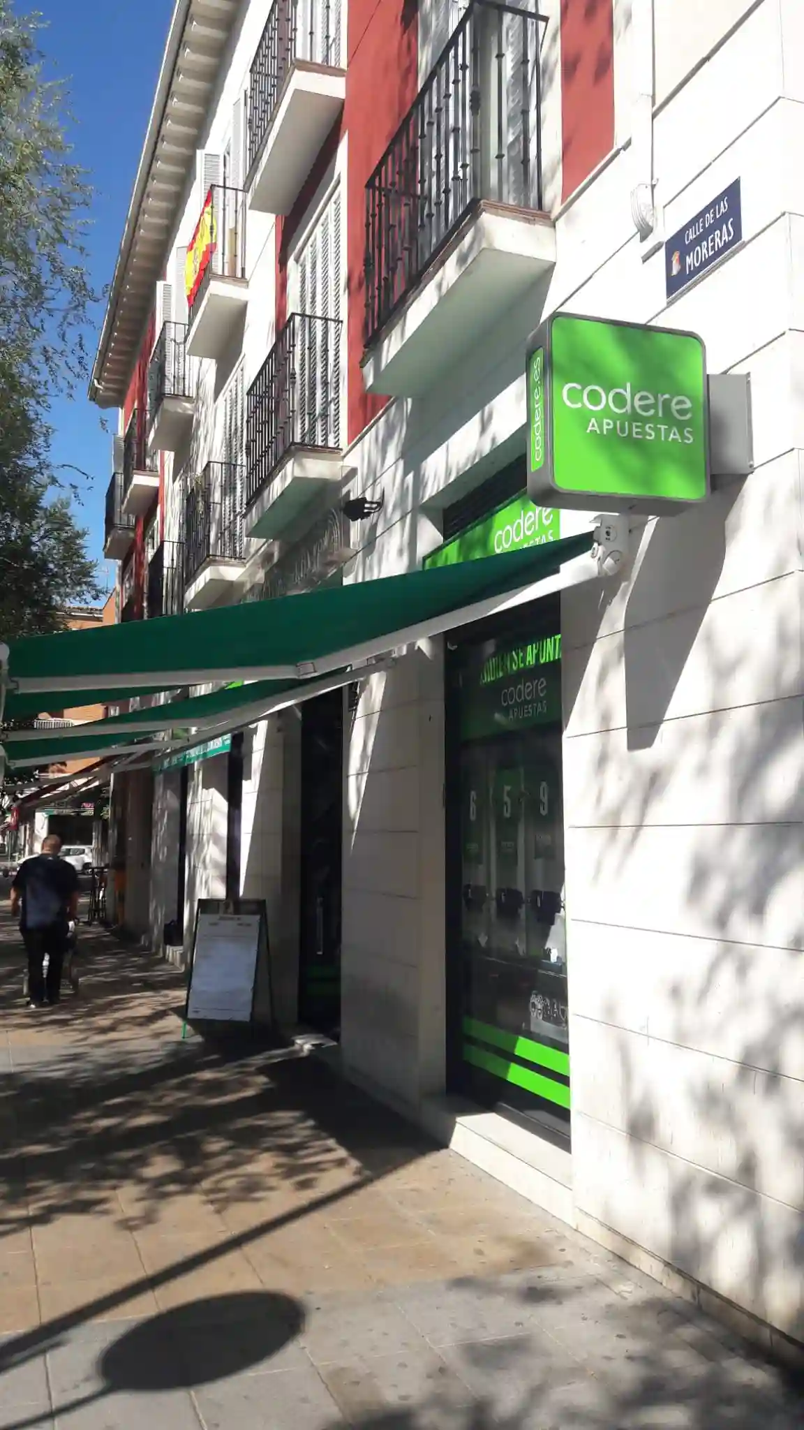 Fotografía del montaje de toldo para Codere Apuestas