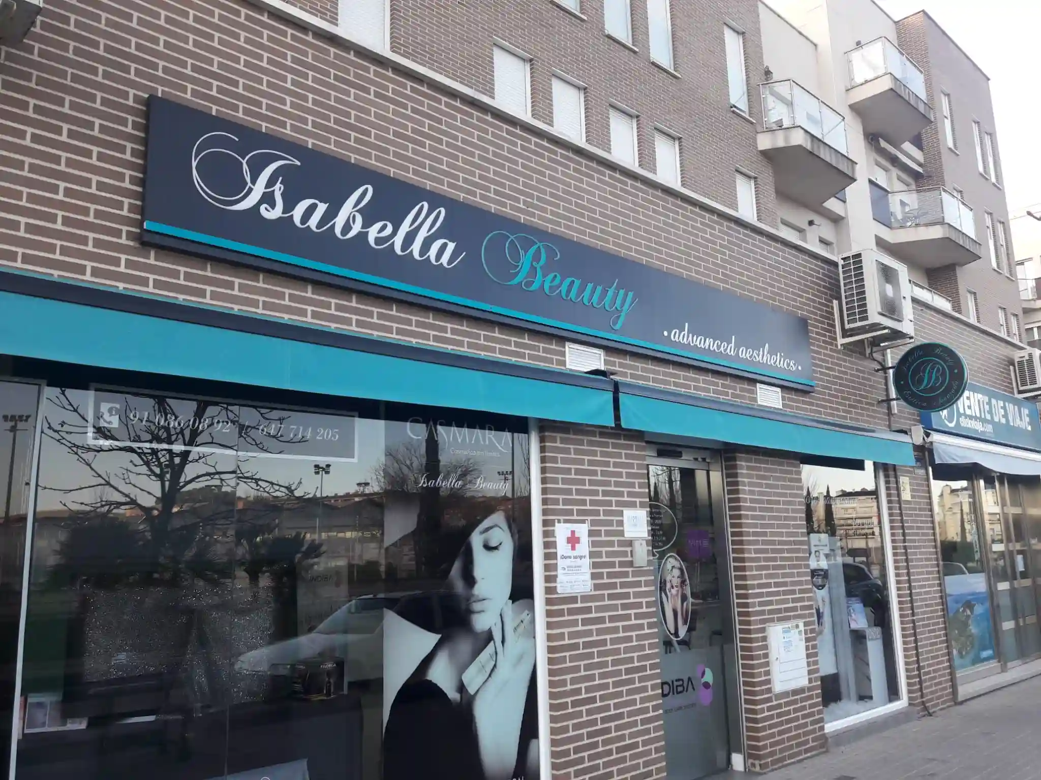 Fotografía del montaje de toldo para Isabella Beauty